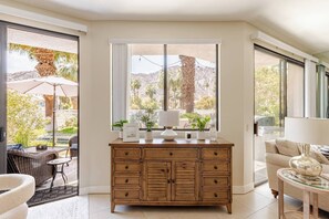 Smart TV, fireplace - Charming townhome with spectacular views in exclusive PGA WEST, La Quinta. (La Quinta)