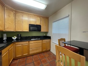 Studio Suite, Kitchenette, Beachside | Private kitchen | Mini-fridge, microwave, stovetop, coffee/tea maker - BESO DEL SOL (Huntington Beach)
