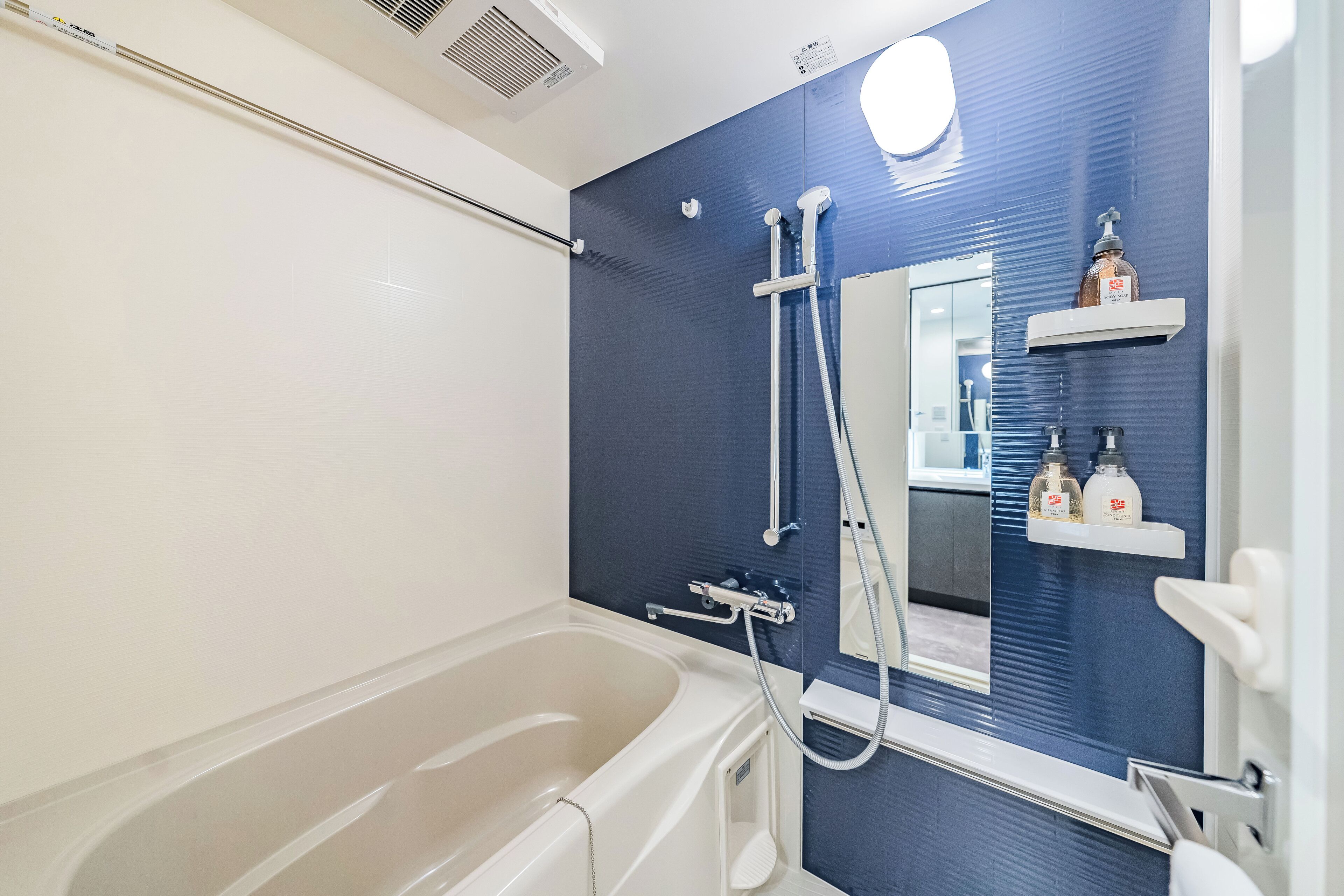 Habitación triple, para no fumadores, balcón | Baño | Regadera, secadora de cabello, pantuflas, toallas 
