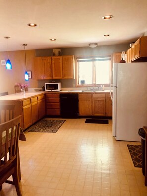 Fridge, microwave, oven, stovetop - Charming Jackson, WY Summer Rental – Teton Views (Jackson)