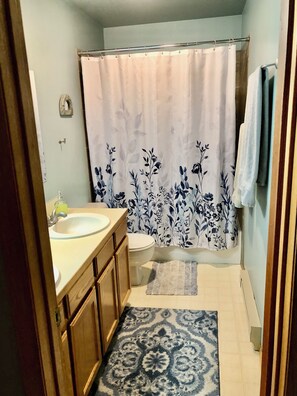 Toallas, jabón, shampoo, papel de baño 