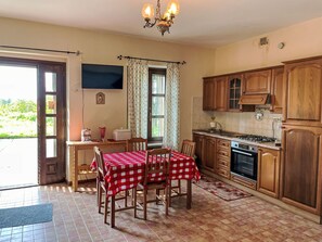 Fridge, oven, cookware/dishes/utensils