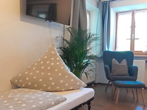 2 bedrooms, internet, bed sheets