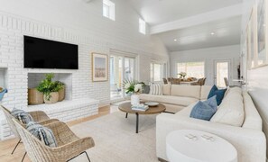 Smart-TV, Tischfußball, Bücher