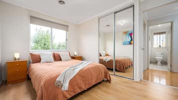 5 dormitorios, escritorio, tabla de planchar con plancha y wifi