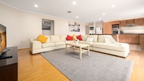 Living area - The Spacious Peninsula Escape (Skye)