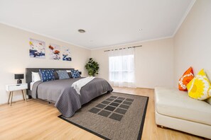 5 bedrooms, desk, iron/ironing board, WiFi