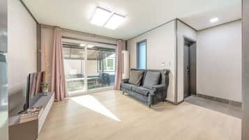 Basic Room, 1 Bedroom (Room 106 (Duplex / Private BBQ)) | 1 bedroom, free WiFi