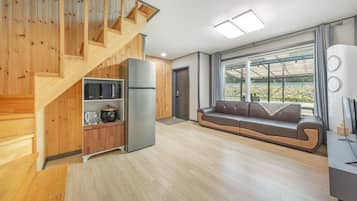 Basic Room, 2 Bedrooms (Room 103 (Duplex / Private BBQ)) | 1 bedroom, free WiFi