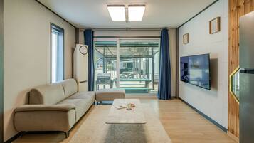 Basic Room, 1 Bedroom (Room 105 (Duplex / Private BBQ)) | 1 bedroom, free WiFi