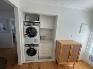 Interior - Cosy Modern Retreat with Courtyard and Parking (Oak Park)