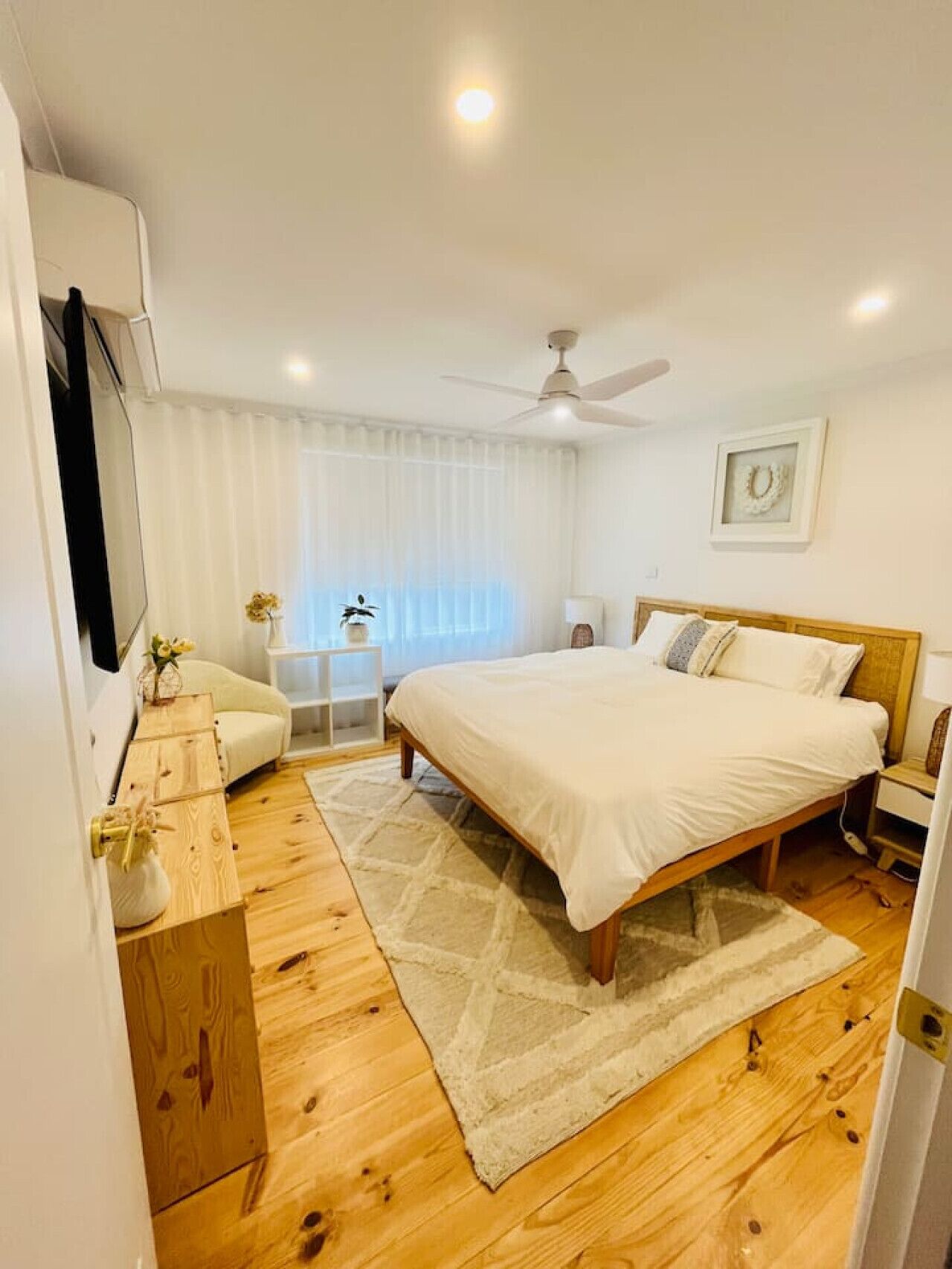 2 bedrooms, desk, iron/ironing board, WiFi