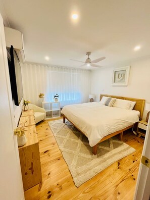 2 bedrooms, desk, iron/ironing board, WiFi - Cosy Modern Retreat with Courtyard and Parking (Oak Park)