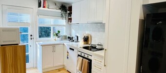 Cosy Modern Retreat with Courtyard and Parking