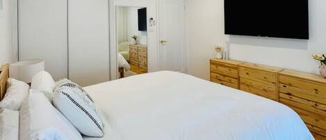 2 bedrooms, desk, iron/ironing board, WiFi