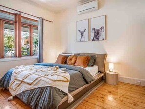 6 Schlafzimmer, Schreibtisch, Bügeleisen/Bügelbrett, Reisekinderbett