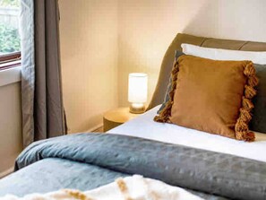 6 Schlafzimmer, Schreibtisch, Bügeleisen/Bügelbrett, Reisekinderbett