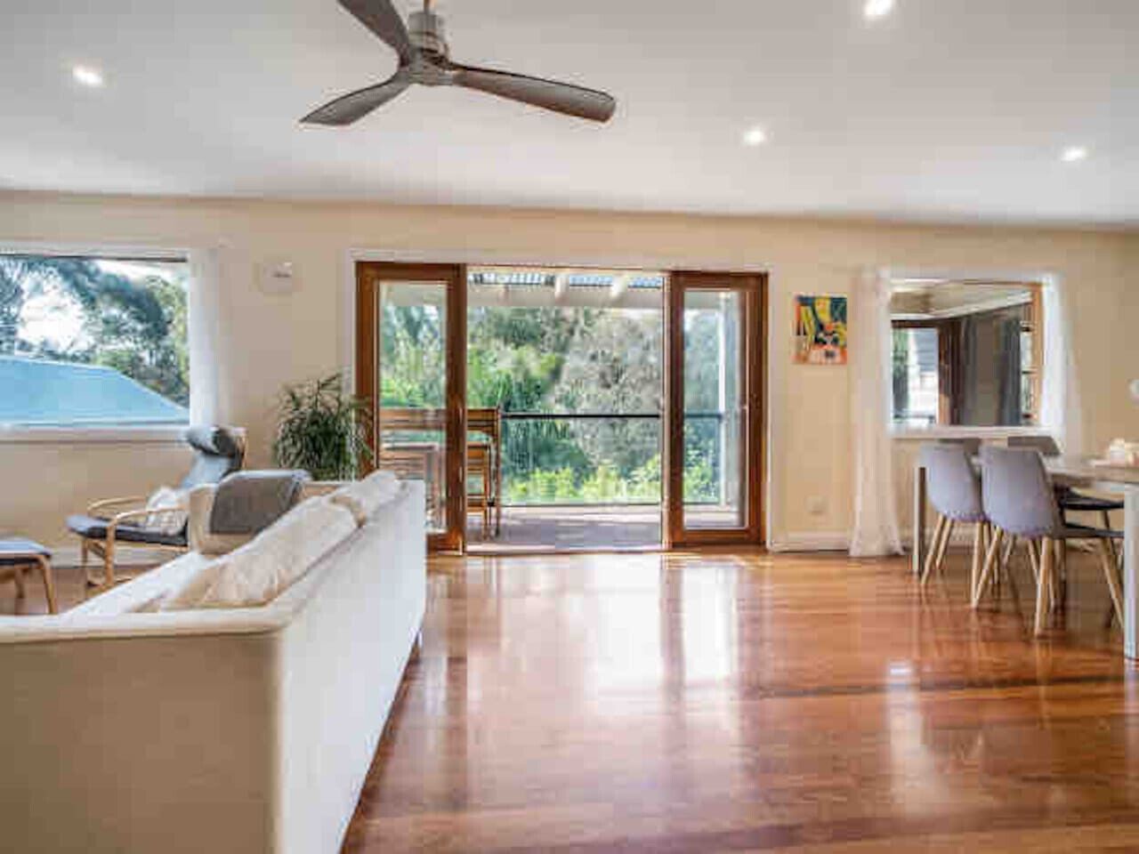 Tv, eldstad och ett bordtennisbord