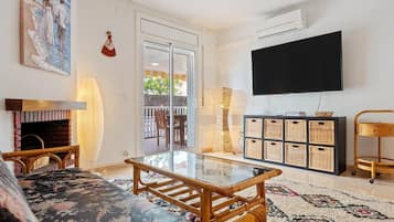 TV, fireplace