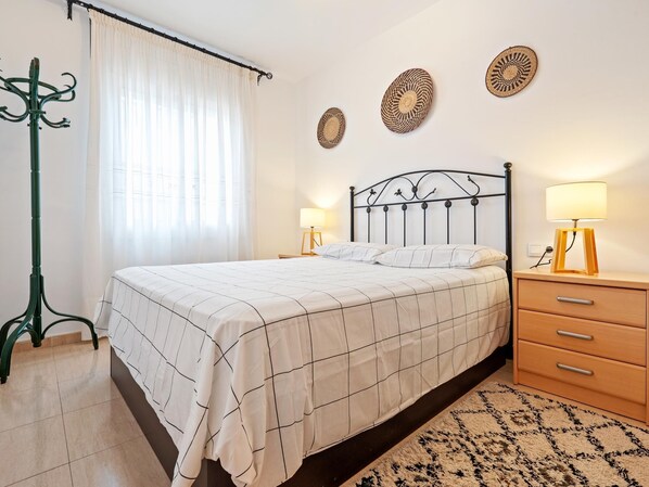 2 bedrooms, iron/ironing board, Internet, bed sheets