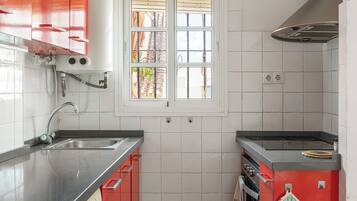 Køleskab, mikrobølgeovn, ovn, kogeplade