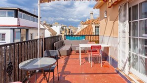 A balcony with a table and chairs, a view of the cityscape, and a pergola structure. - Apartment 'Med Stor Terass' with Mountain View, Wi-Fi and Air Conditioning (Fuengirola)