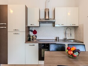 Refrigerador, horno, utensilios de cocina