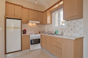 Fridge, oven, stovetop, coffee/tea maker