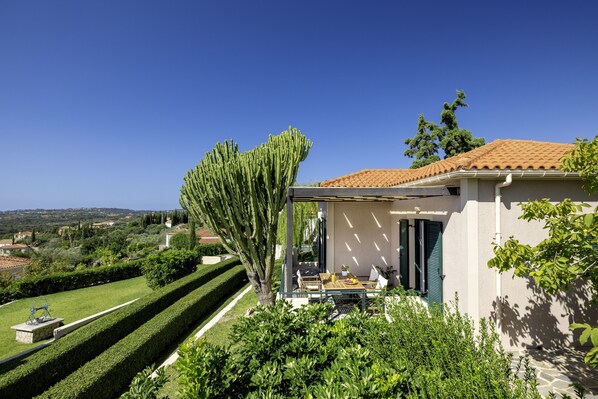Ein Haus mit Terrasse, Garten und Blick ins Grüne.