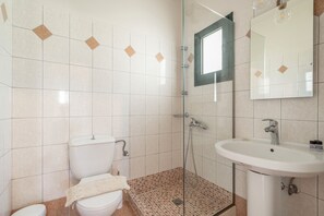 Shower, hair dryer, towels - Villa Ersime with Sea View (Mousata)
