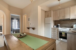 Fridge, oven, stovetop, coffee/tea maker