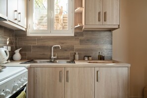 Fridge, oven, stovetop, coffee/tea maker