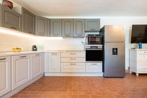 Fridge, microwave, oven, stovetop - Villa 'Harmònia' with sea view, Wi-Fi and air conditioning (Villasimius)