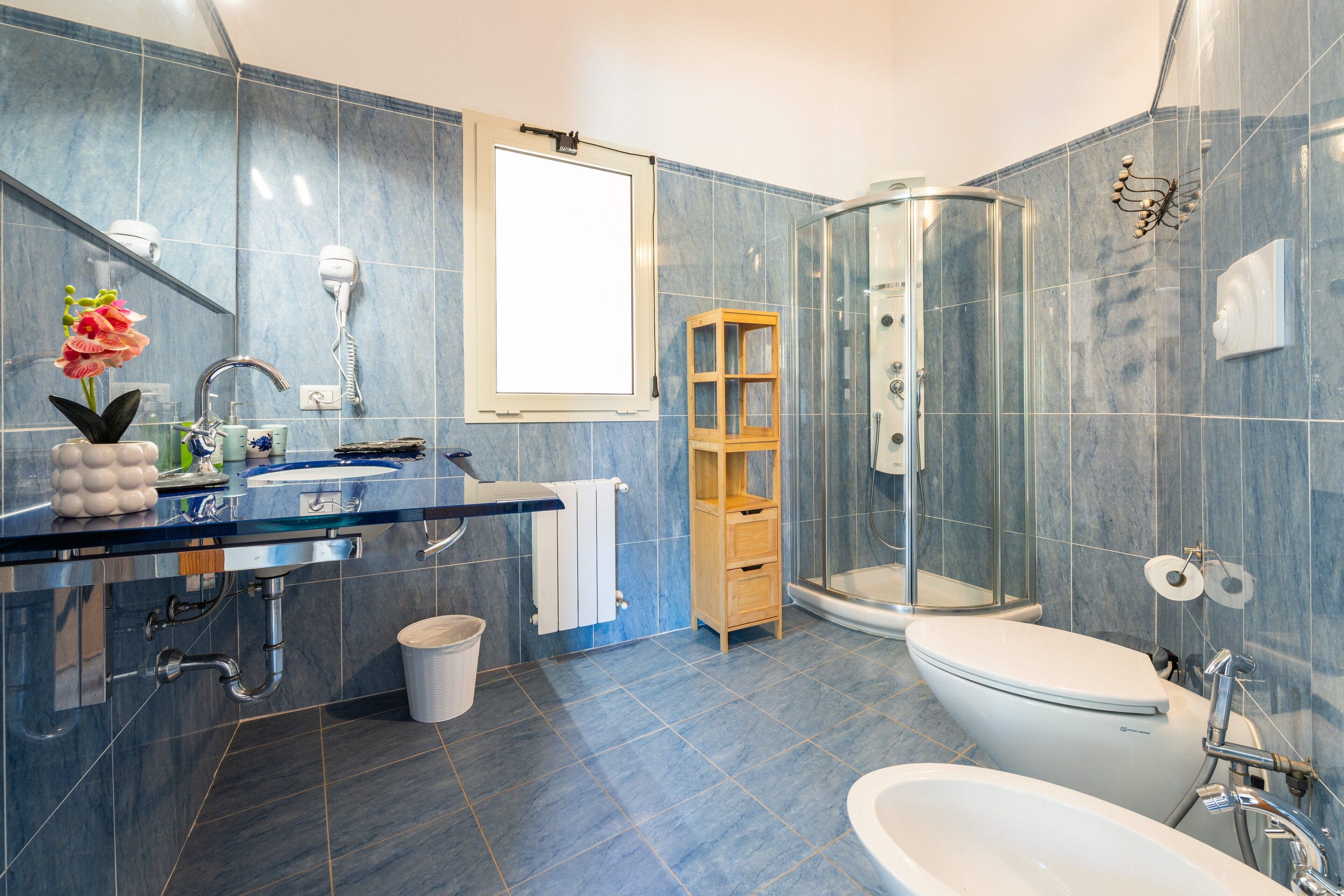 Dusche, Haartrockner, Handtücher