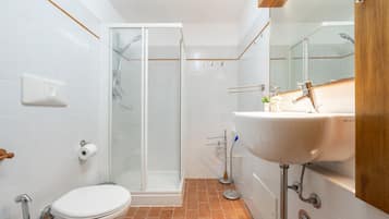 Chuveiro, secador de cabelo, toalhas de banho