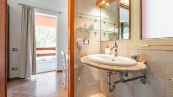 Ducha, secador de pelo y toallas
