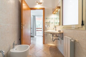 Dusch, hårtork och handdukar