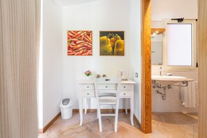 Interior - Room 'Campus' with Sea View, Wi-Fi and Air Conditioning (Villasimius)