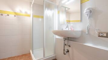 Ducha, secador de pelo, toallas