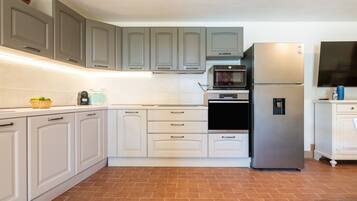 Geladeira, micro-ondas, fogão, cooktop