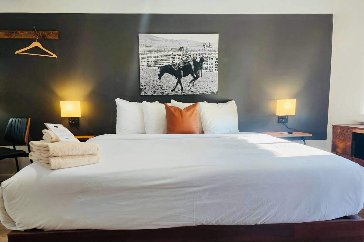 Basic Single Room, 1 King Bed | Memory-foam beds, individually decorated, individually furnished