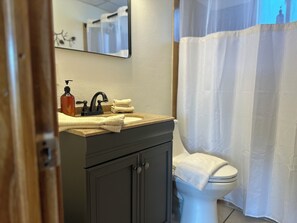 Shower, hair dryer, towels, soap - Elk Antler Inn (Thermopolis)