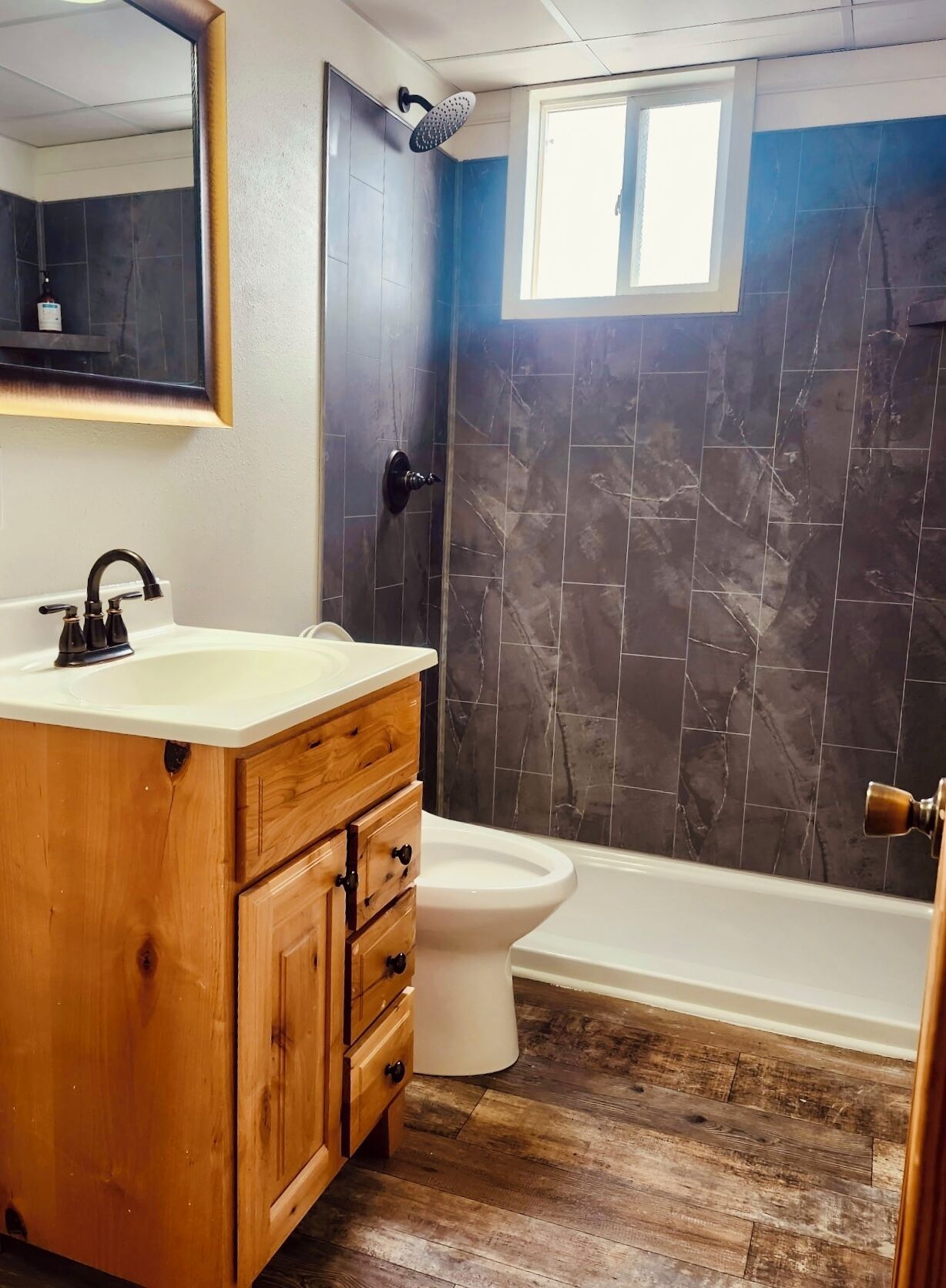 Habitación triple básica | Baño | Ducha, secador de pelo, toallas y jabón