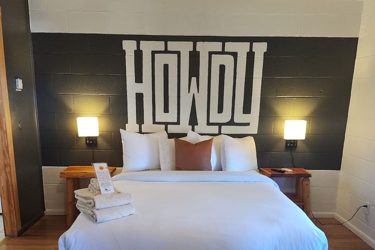 Basic Single Room, 1 King Bed
