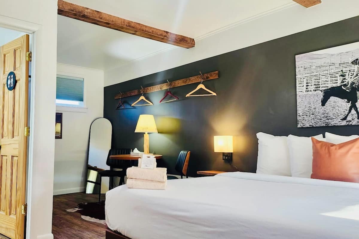 Chambre de base | Lit avec matelas en mousse à mémoire, décor unique, ameublement unique