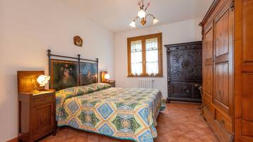 2 bedrooms, iron/ironing board, bed sheets