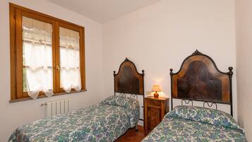 2 bedrooms, iron/ironing board, bed sheets