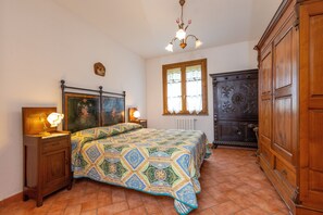 2 habitaciones, tabla de planchar con plancha y ropa de cama 