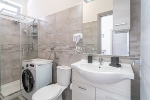 Shower, hair dryer, towels - Apartment 'Perla  1' with Shared Terrace, Wi-Fi and Air Conditioning (Pachino)