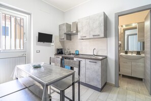 Fridge, microwave, oven, stovetop - Apartment 'Perla  1' with Shared Terrace, Wi-Fi and Air Conditioning (Pachino)